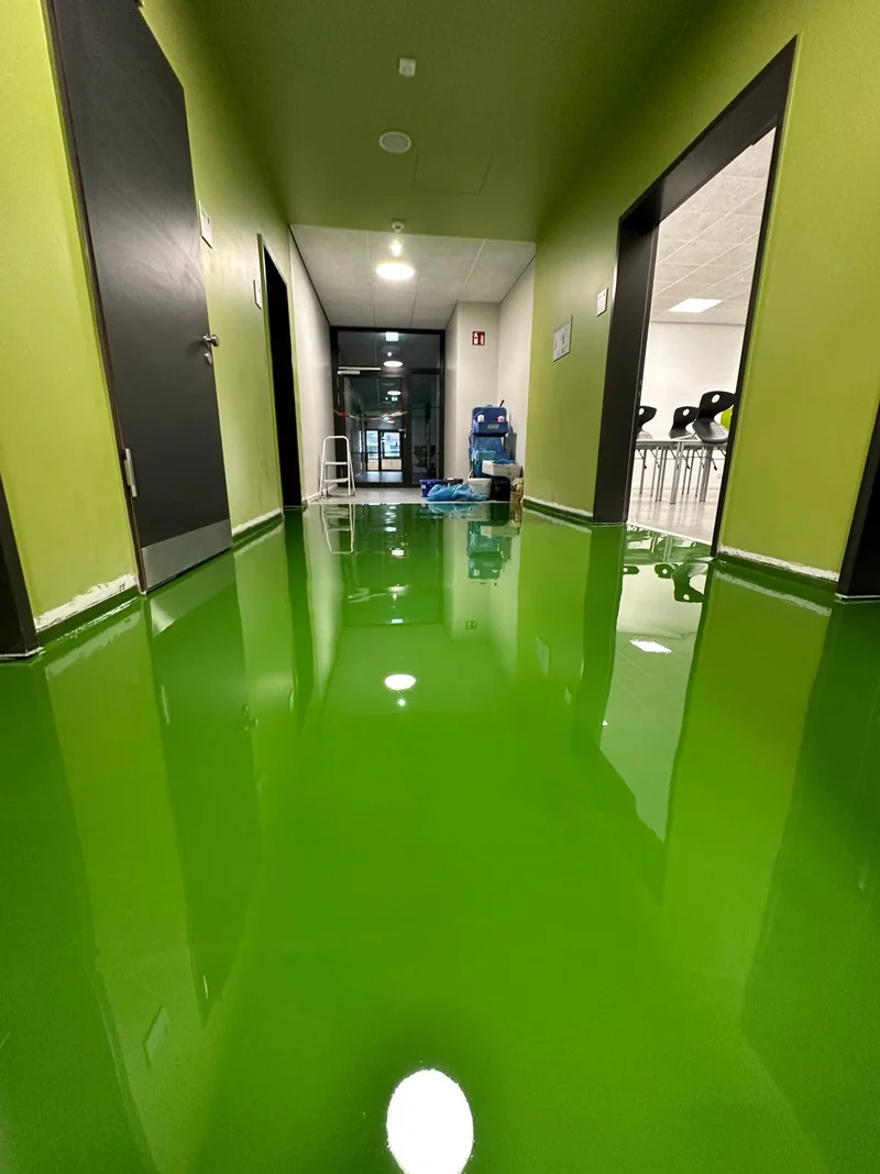 Grüne Bodenbeschichtung in einem Flur