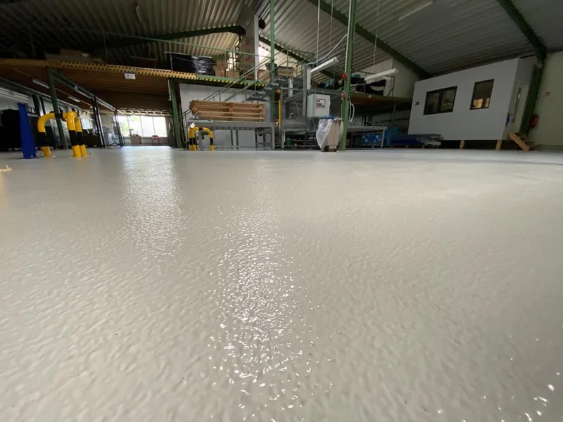 Strukturierte Bodenoberfläche in einem Produktionsraum
