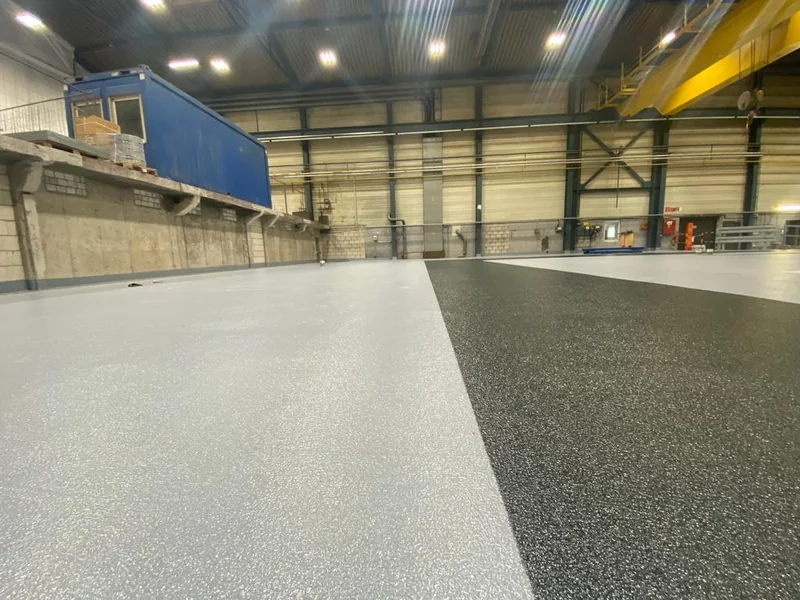 Beschichtete Hallenfläche mit abgesetztem Fahrweg