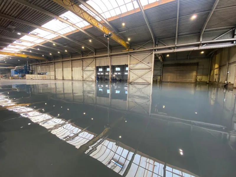 Beschichteter Industrieboden in einer großen Halle