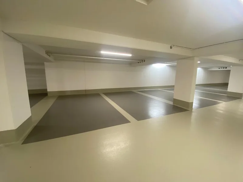 Beschichtete Stellflächen in einer Tiefgarage